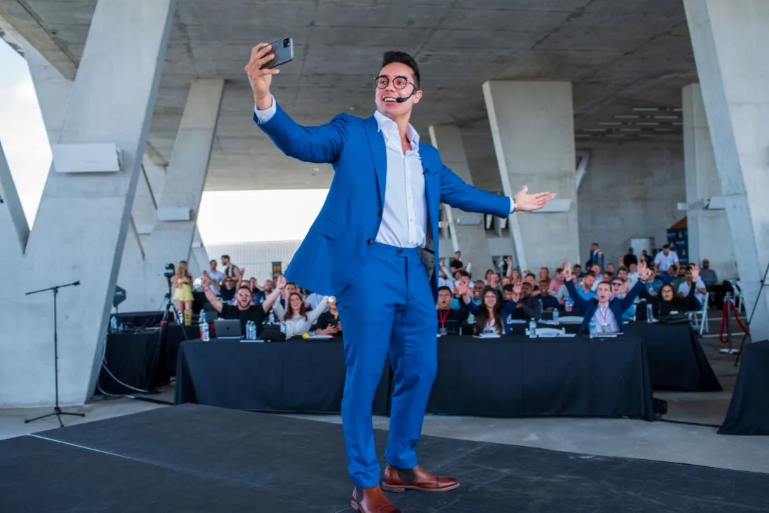 Speaker taking a selfie with the full audience behind him at Scaling With Systems LIVE in Miami