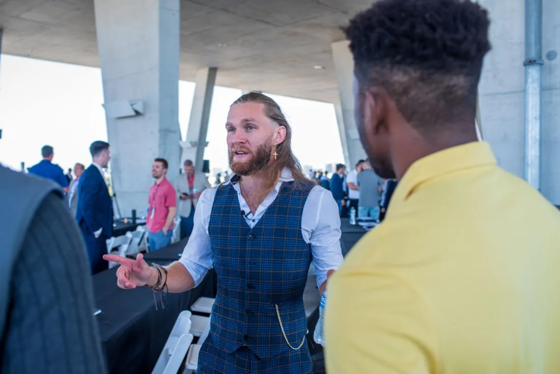 Attendees talking between sessions at Scaling With Systems LIVE in Miami